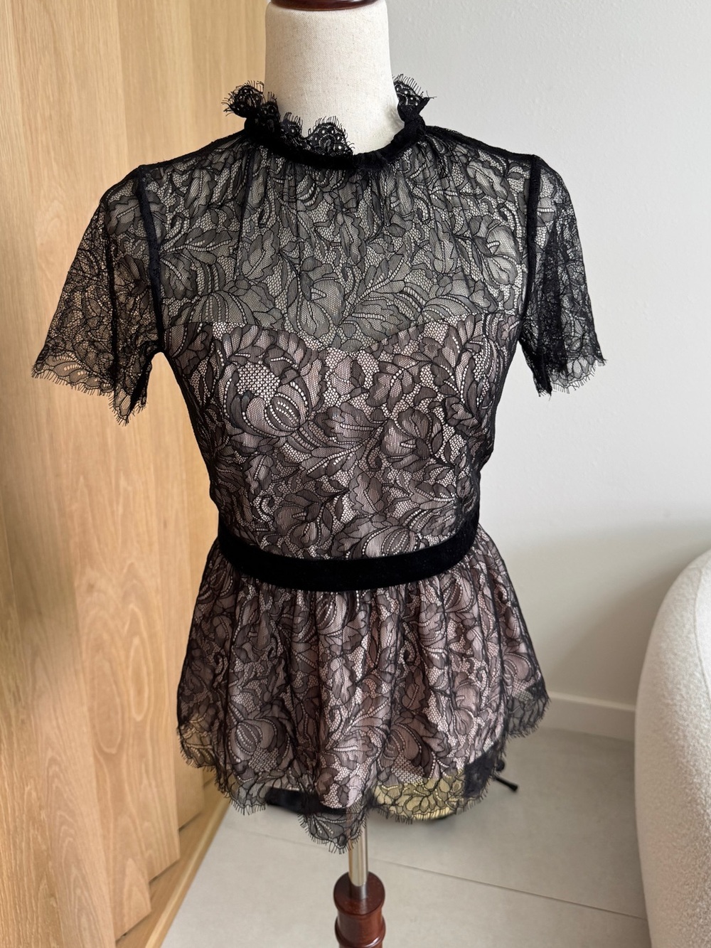 🌸White House Black Market Black Lace Peplum Blouse size 0 Preppy Fairy Feminine - Picture 2 of 11